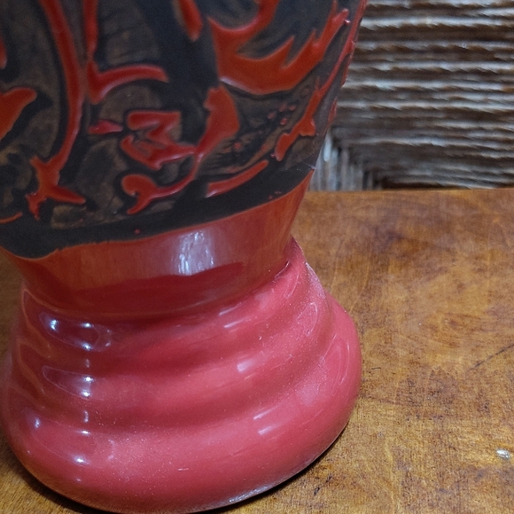 Elegant Red and Black Floral Vase - Picture 2 of 4